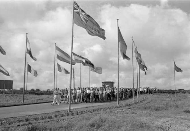 1945