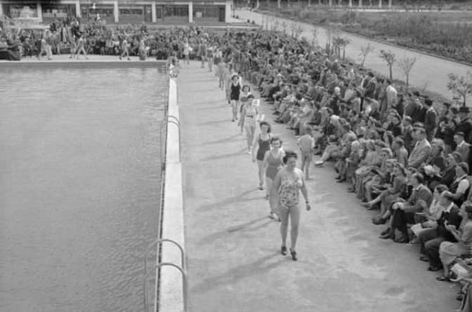 1945